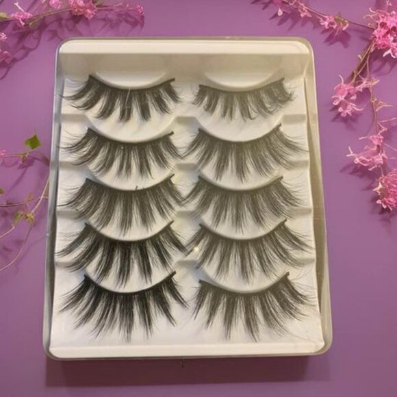 Dramatic Lashes - Picture 1 of 2